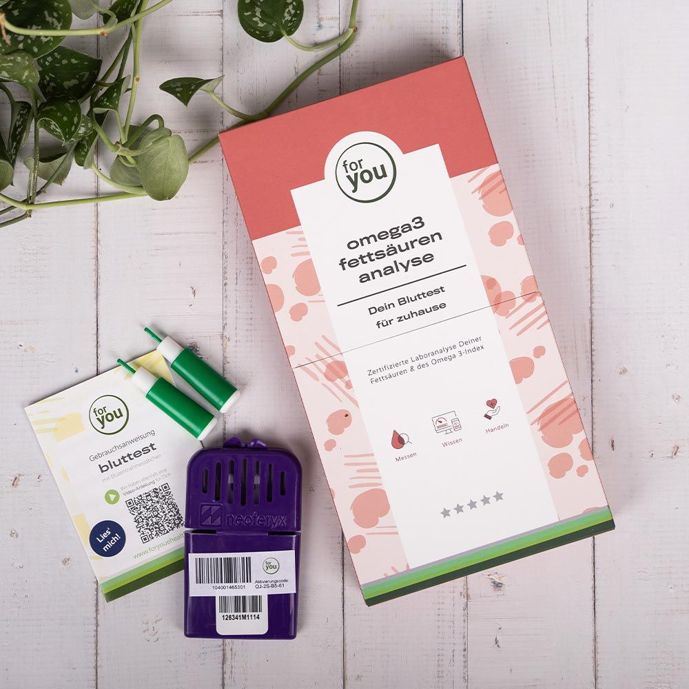Verpackung und Zubehör für einen Omega-3-Fettsäuren-Test. Enthält eine Box, Teströhrchen, eine Stechhilfe und eine Anleitung.