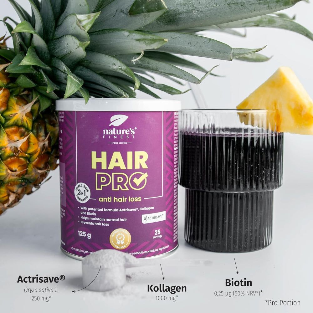 Dose neben Glas mit Getränk und Ananas. Text: Hair Pro, Kollagen, Biotin. Löffel mit Pulver.