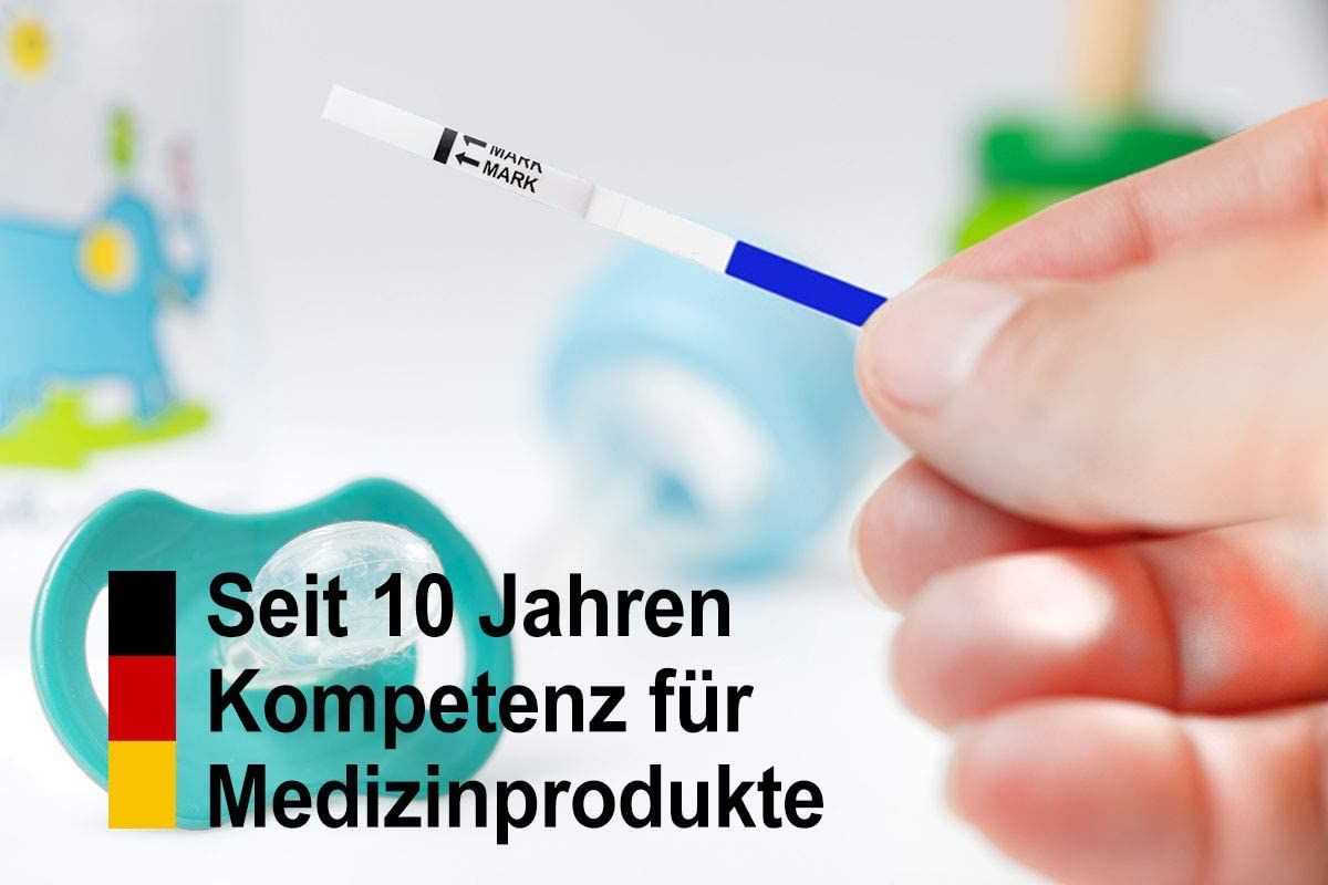 Hand hält Schwangerschaftstest. Teststreifen mit blauer Spitze. Im Hintergrund Schnuller und Babyflasche. Text: Seit 10 Jahren Kompetenz.