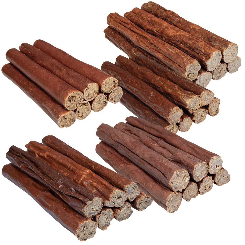 Mehrere Stapel Hundezigarren. Die Zigarren sind braun und haben eine zylindrische Form. Die Enden sind offen und zeigen das Innere.