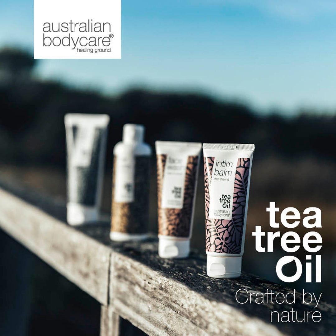 Vier Tuben Tea Tree Oil auf Holz. Marke: Australian Bodycare. Text: Tea Tree Oil.