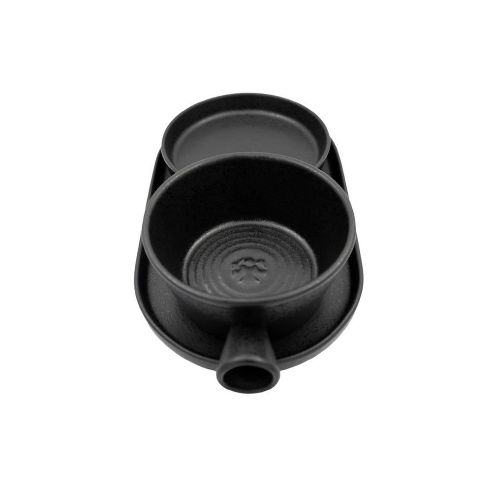 Draufsicht auf schwarze Rasierschale mit Griff, kleiner Schale und länglicher Ablage. Keramik. Geriffelte Innenfläche.