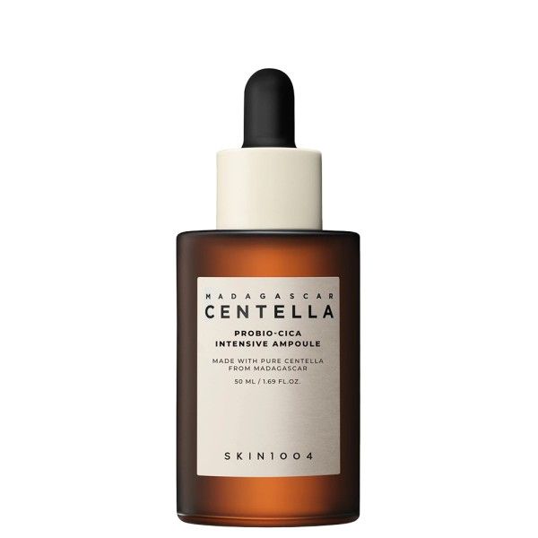 Braune Glasflasche mit Pipettenverschluss und Etikett: Madagascar Centella Probio-Cica Intensive Ampoule.