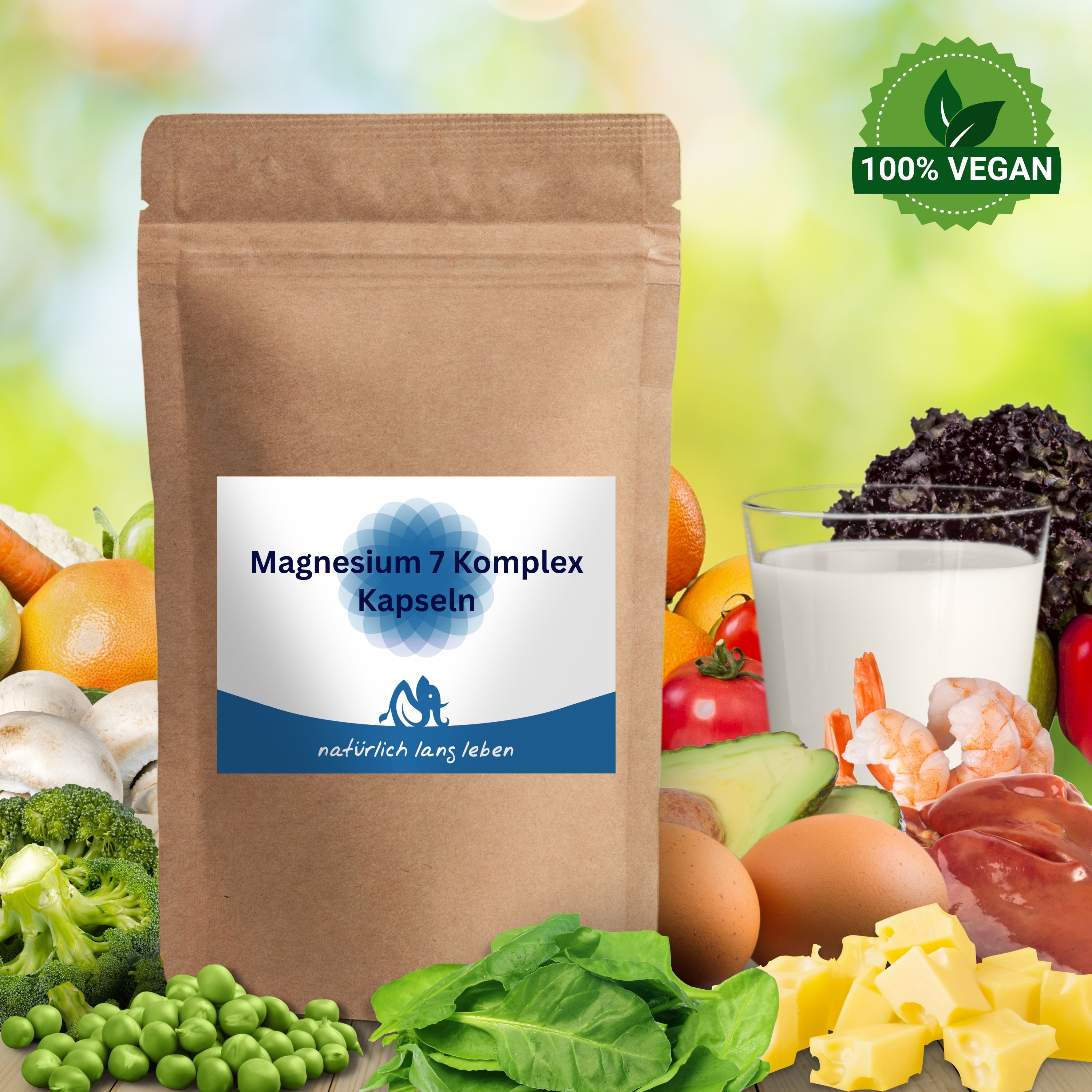Braune Tüte mit Etikett. Text: Magnesium 7 Komplex Kapseln, natürlich lang leben. Umgeben von Lebensmitteln: Gemüse, Obst, Milchprodukte.