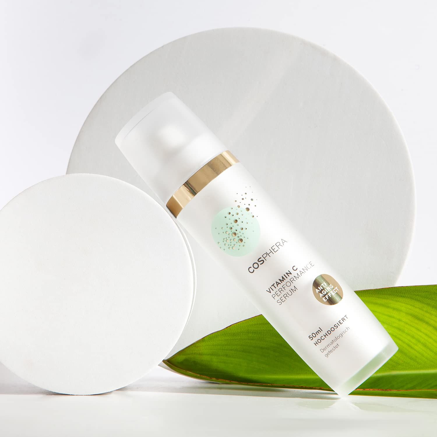 Weiße Flasche mit Pumpspender, goldener Ring, Etikett mit 'COSPHERA VITAMIN C PERFORMANCE SERUM', 50ml, 'Hochdosiert', 'Dermatologisch getestet'.