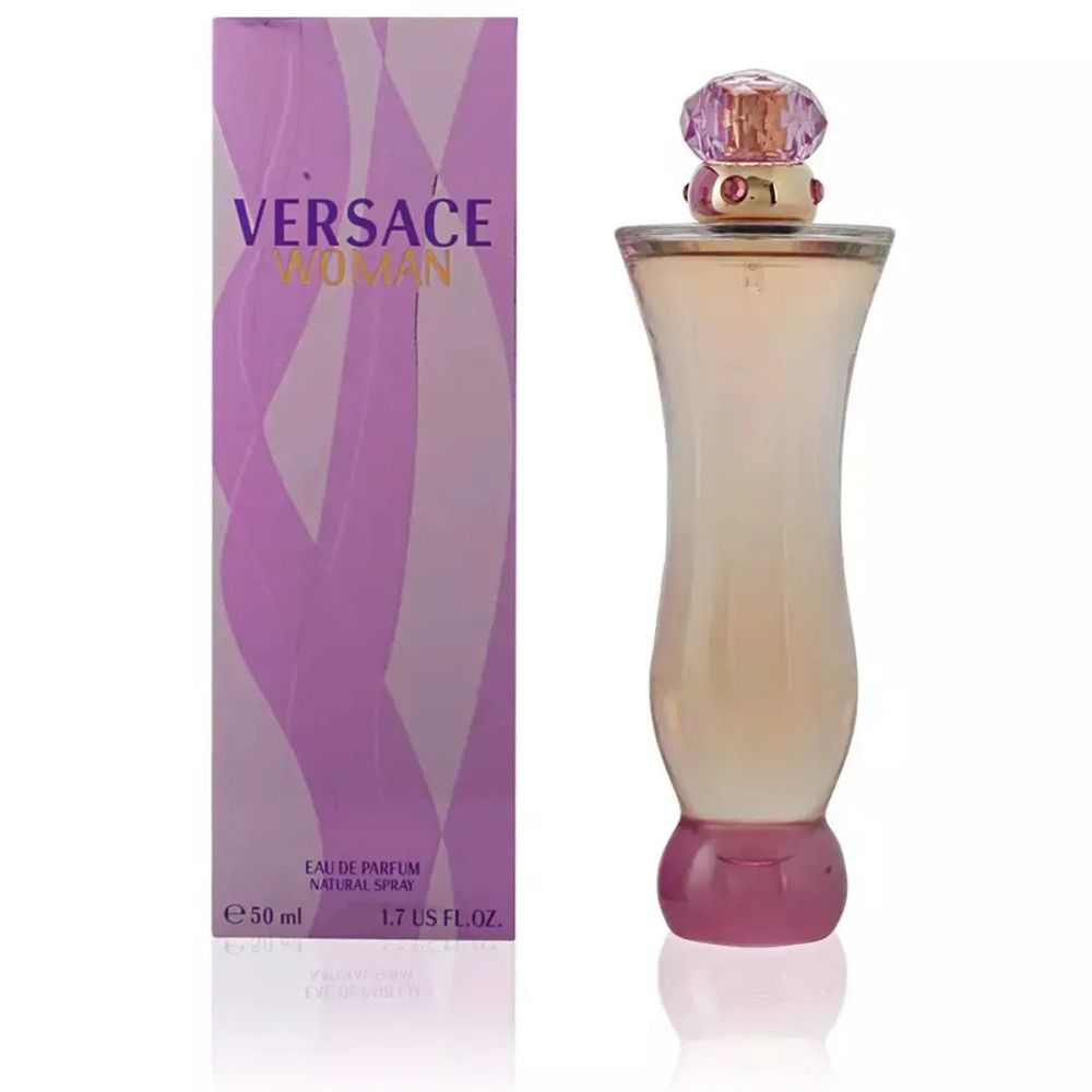 Parfümflakon mit rosa Boden und Verschluss. Daneben eine Verpackung mit dem Schriftzug "Versace Woman".