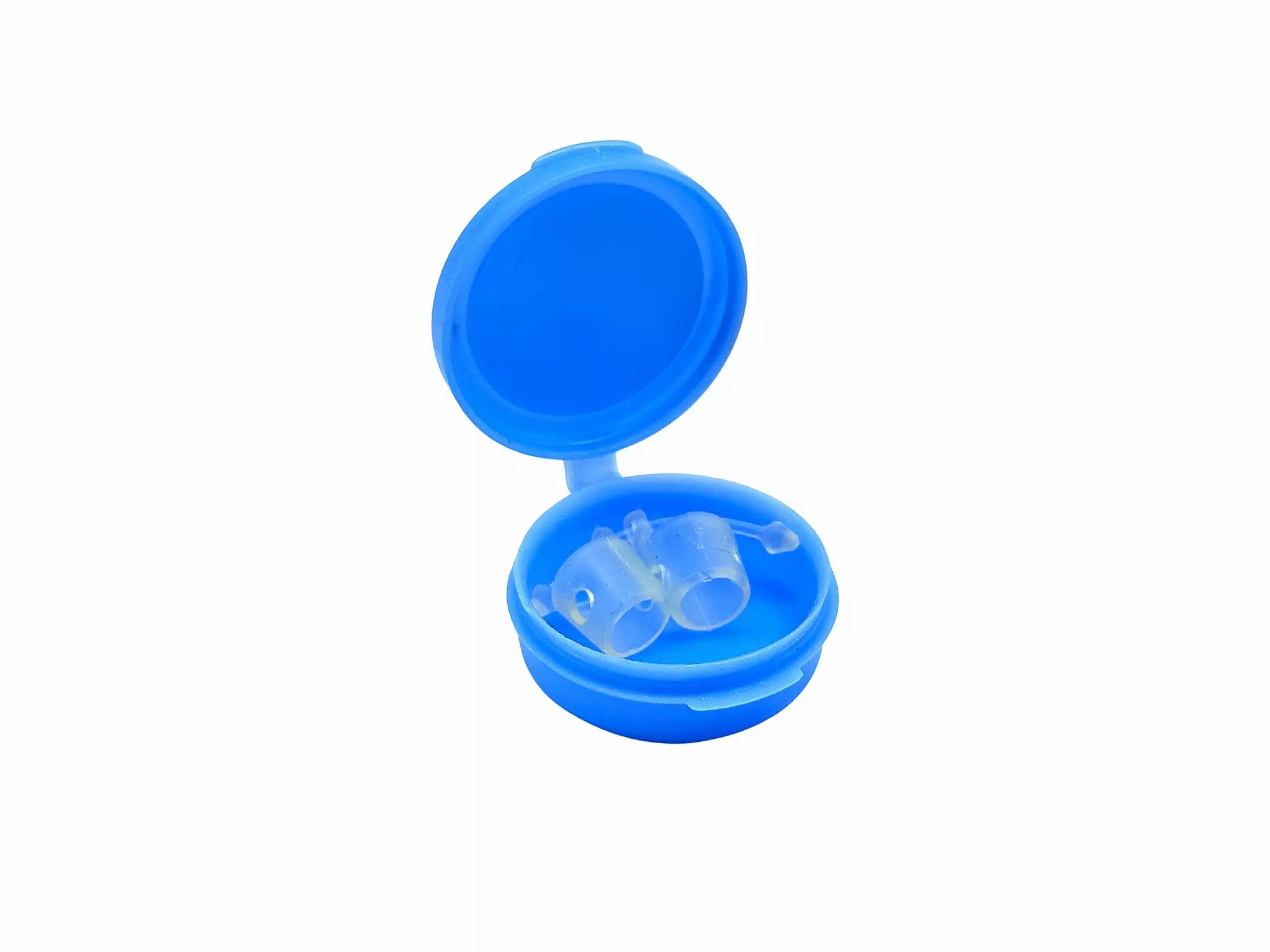 Blaue, runde Aufbewahrungsbox mit zwei transparenten Nasenspreizern. Der Deckel ist geöffnet.
