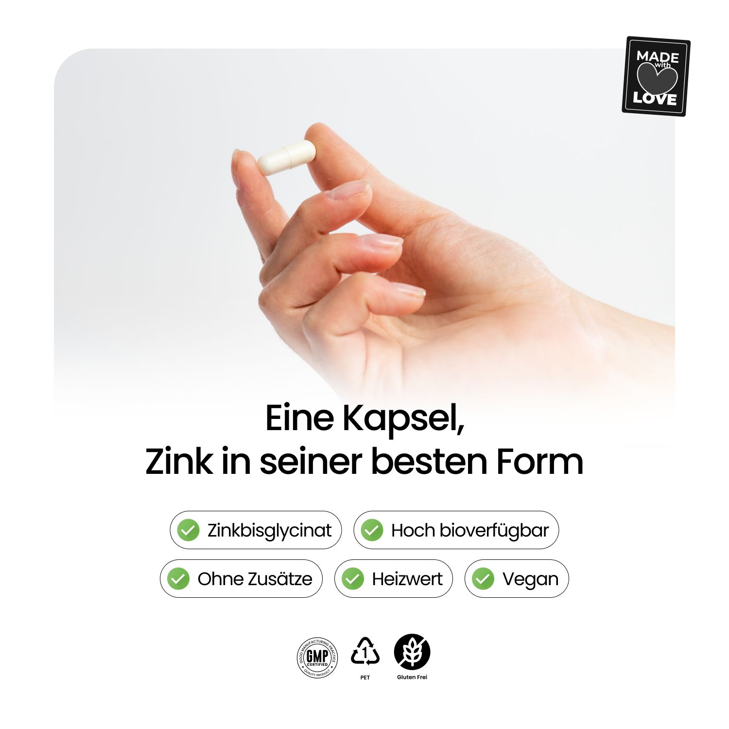 Hand hält eine Kapsel. Text: Eine Kapsel, Zink in bester Form. Logos: GMP, Recycling, Vegan.