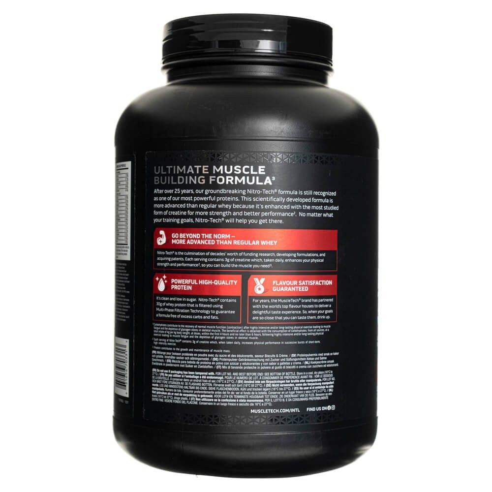 Rückseite eines schwarzen Behälters mit Muscletech Nitro-Tech Whey Protein. Enthält Informationen zur Muskelaufbauformel und Produktvorteilen.