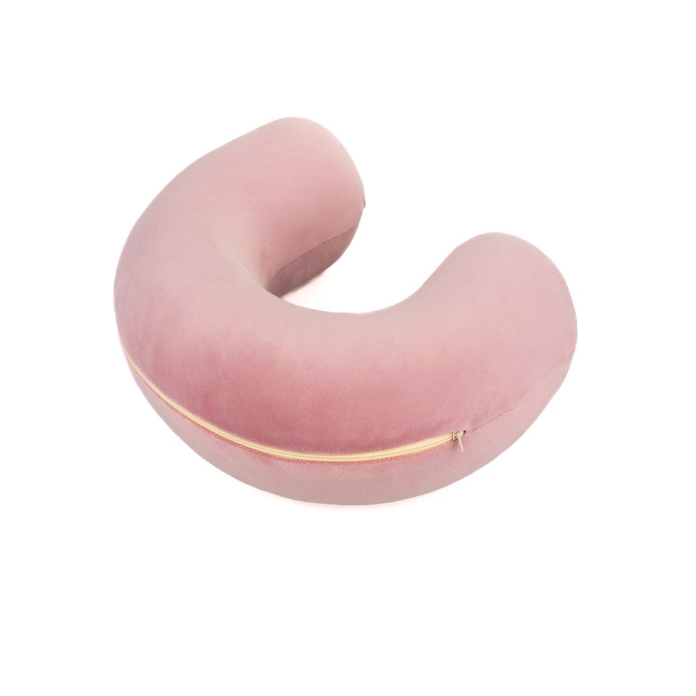 Rosa Nackenkissen mit Reißverschluss. U-förmig, aus weichem Material.
