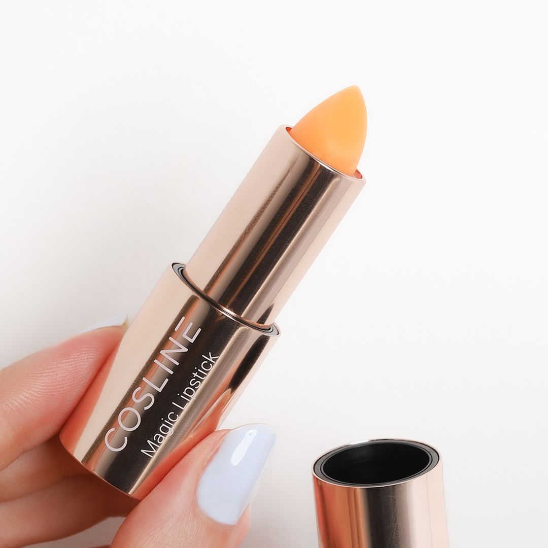 Hand hält Cosline Magic Lipstick mit abgenommenem Deckel.