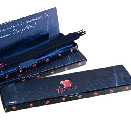 Schwarze Räucherstäbchen in einer schwarzen Schachtel mit rotem Apfel-Logo und Schriftzug 'erotic incense'.