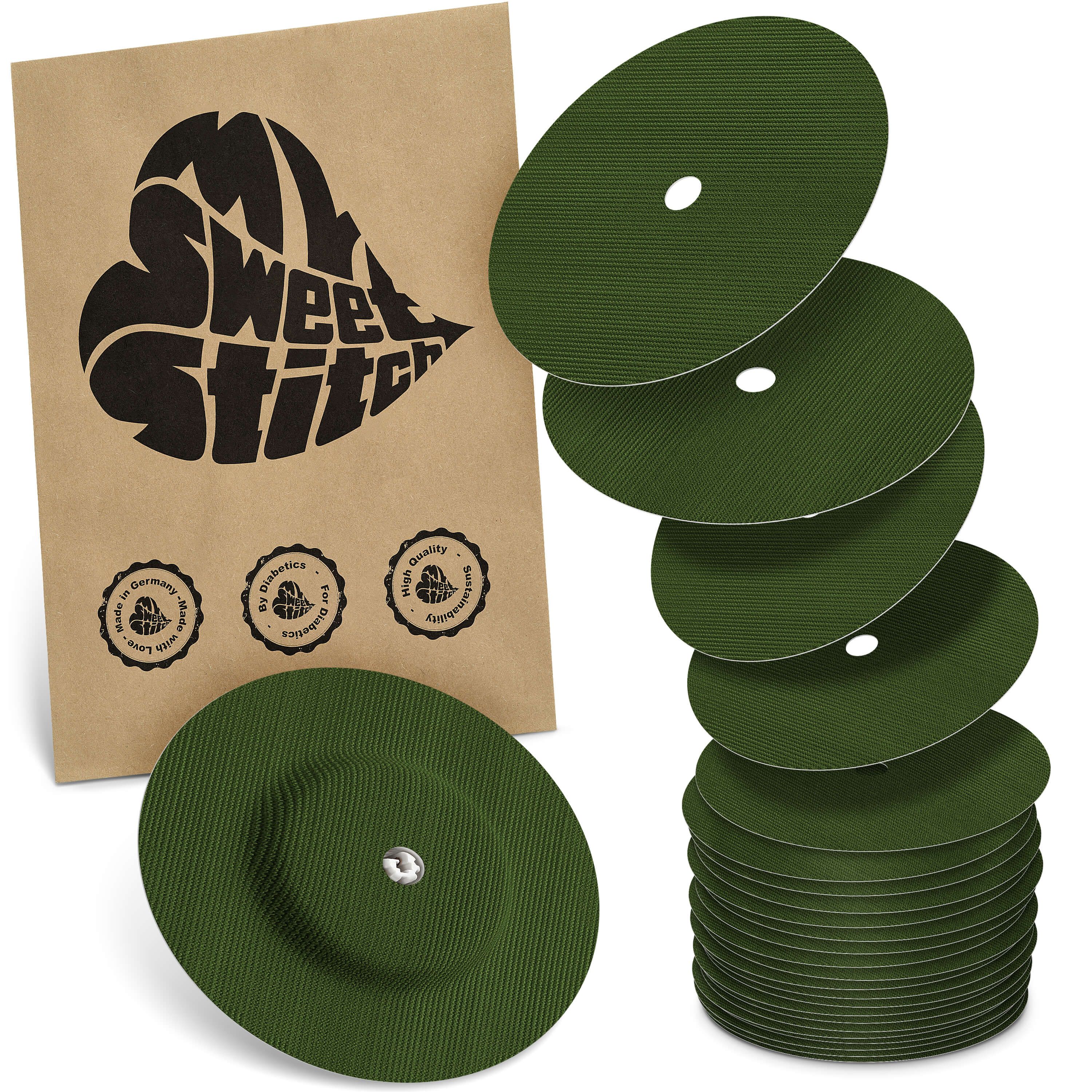 Grüne, runde Pflaster mit Loch in der Mitte. Neben einer braunen Verpackung mit Logo und Siegeln. Stapel von Pflastern.