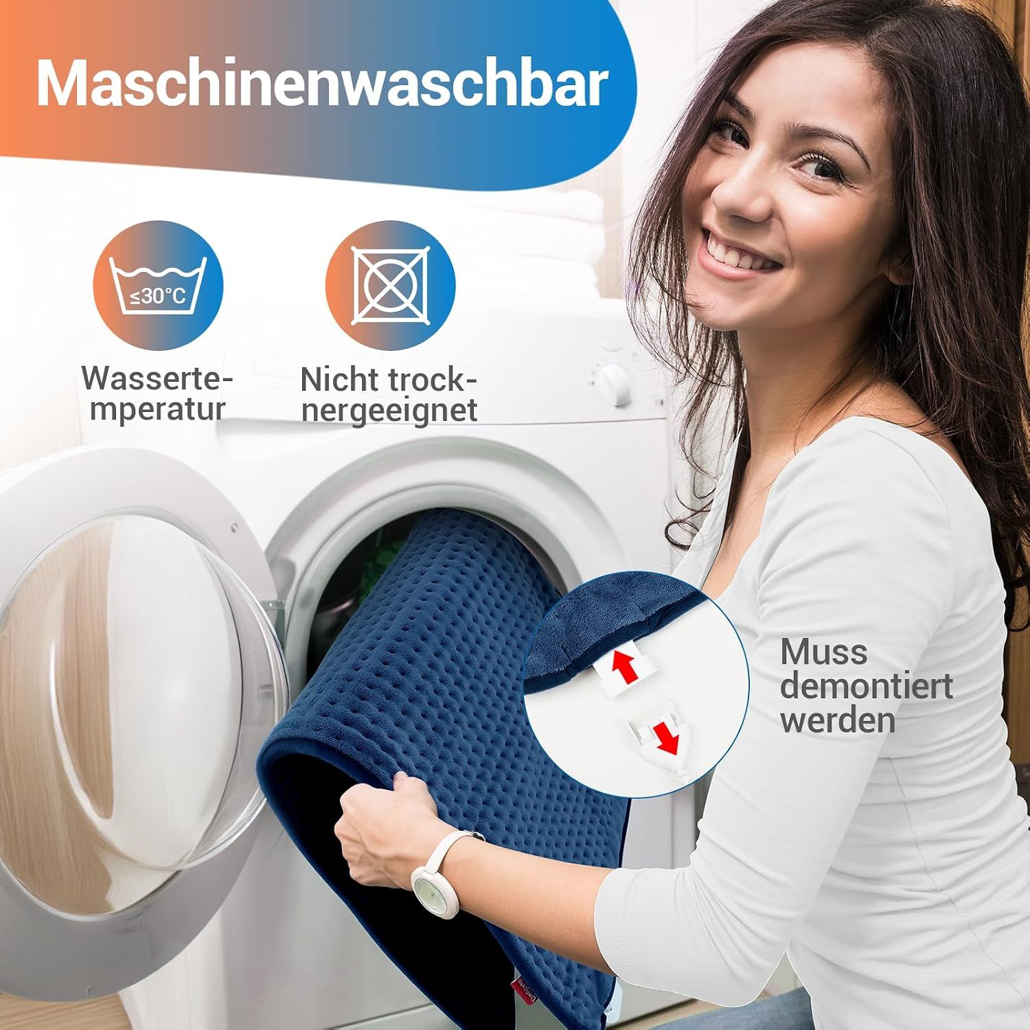 Frau legt blaues Heizkissen in Waschmaschine; maschinenwaschbar bis 30°C.