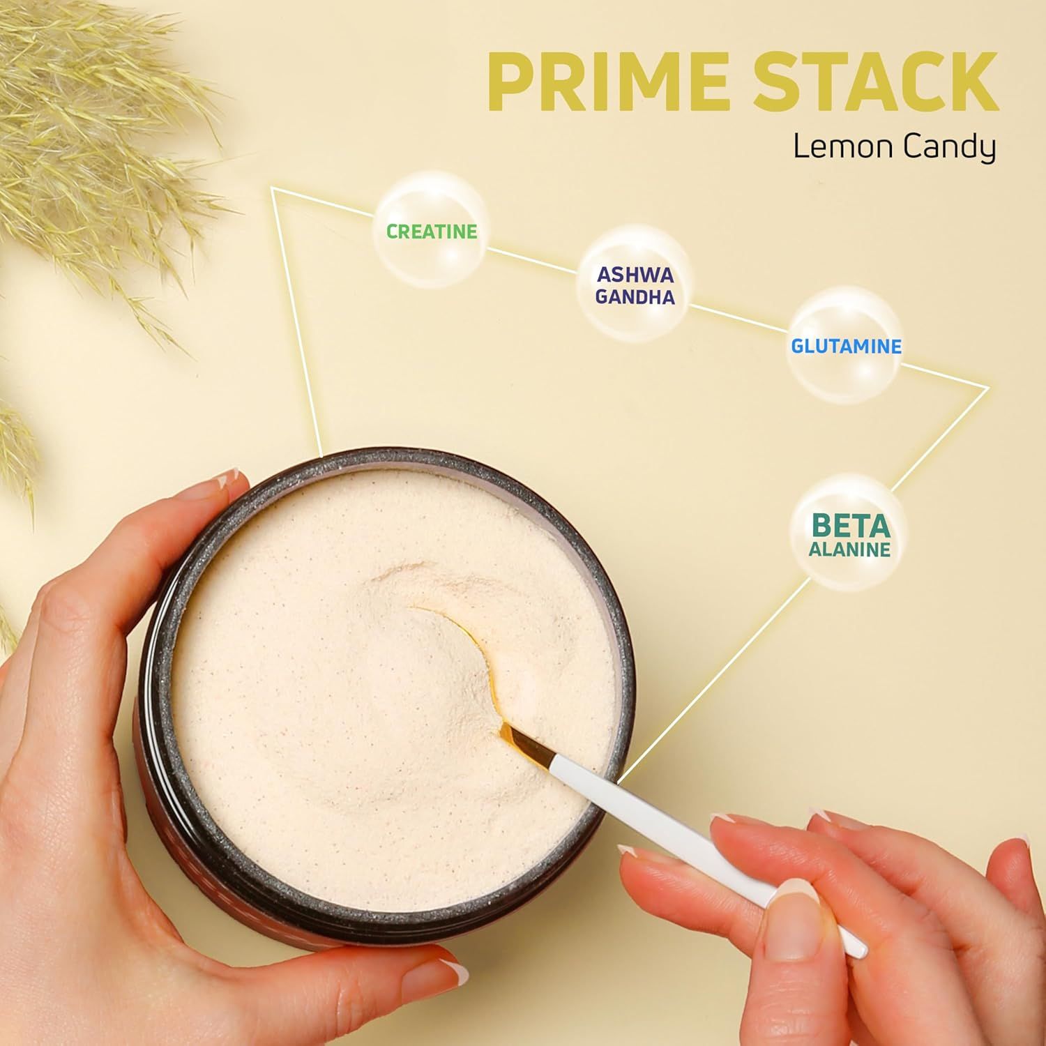 Dose "PRIME STACK Lemon Candy" mit Pulver. Hände halten Löffel. Text: Creatine, Ashwagandha, Glutamine, Beta Alanine.