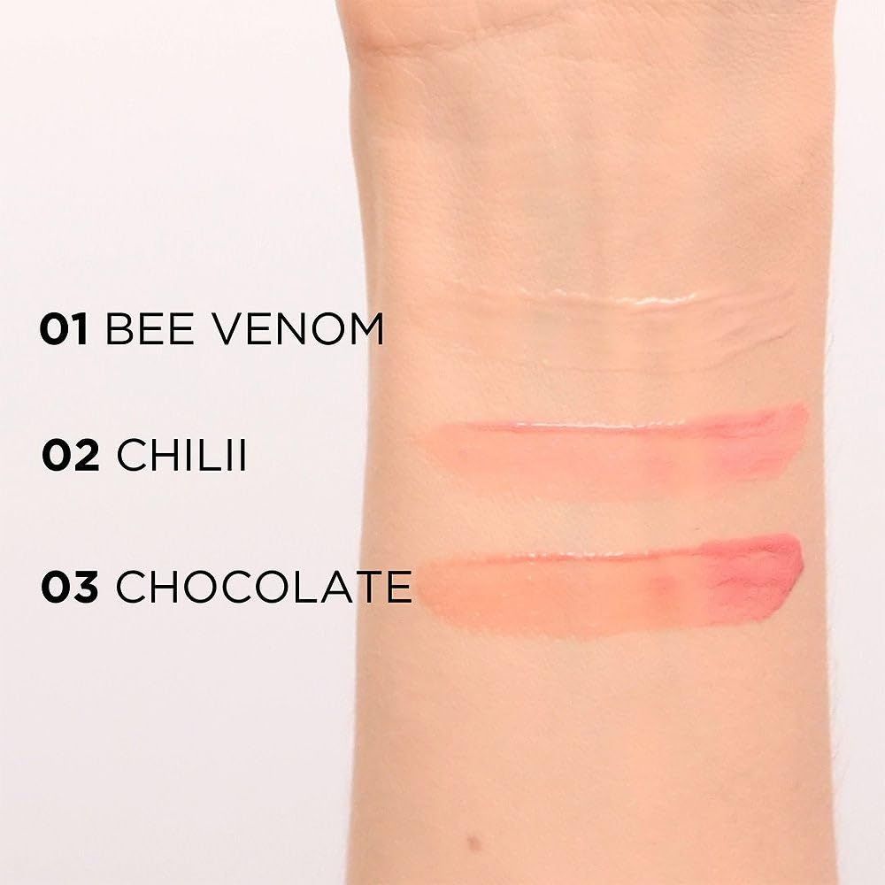 Arm mit drei Lippenstift-Farben: 01 Bee Venom, 02 Chilii, 03 Chocolate. Farbproben auf der Haut.