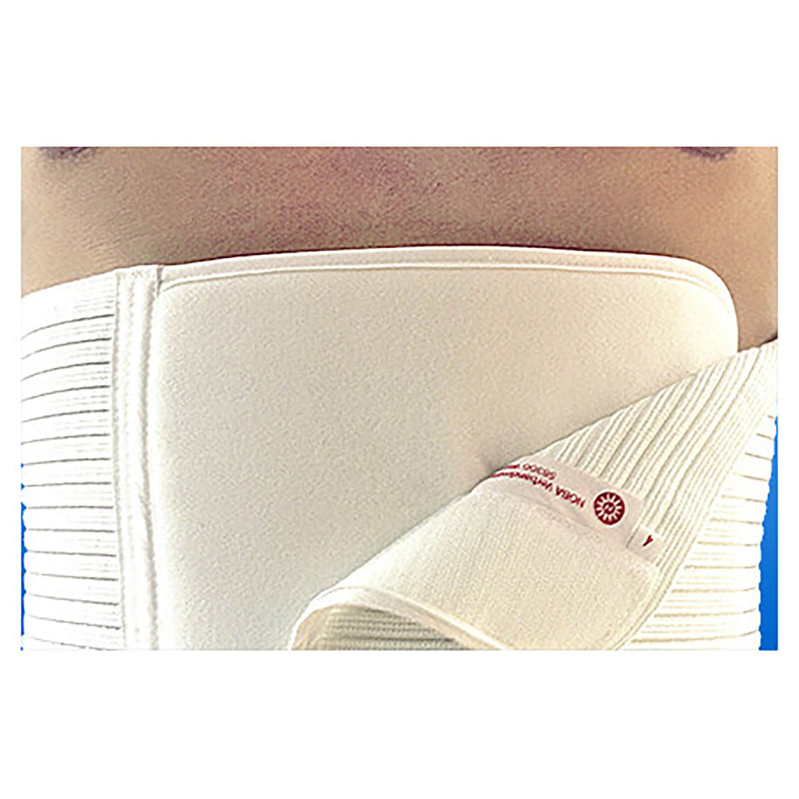 Abdominalverband, weißes Textil, teilweise am Körper getragen. Mit Klettverschluss und Logo-Etikett.