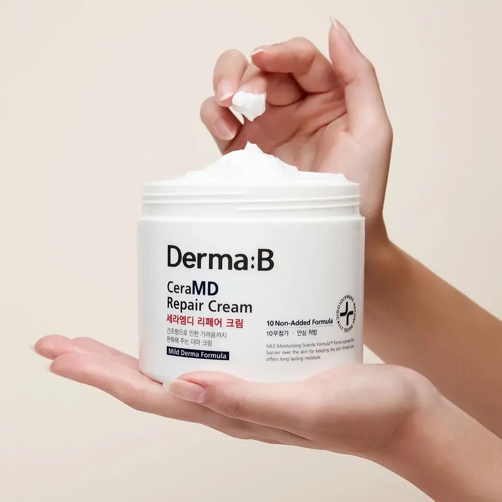 Offener Tiegel mit Creme, gehalten von Händen. Aufschrift: Derma:B CeraMD Repair Cream.
