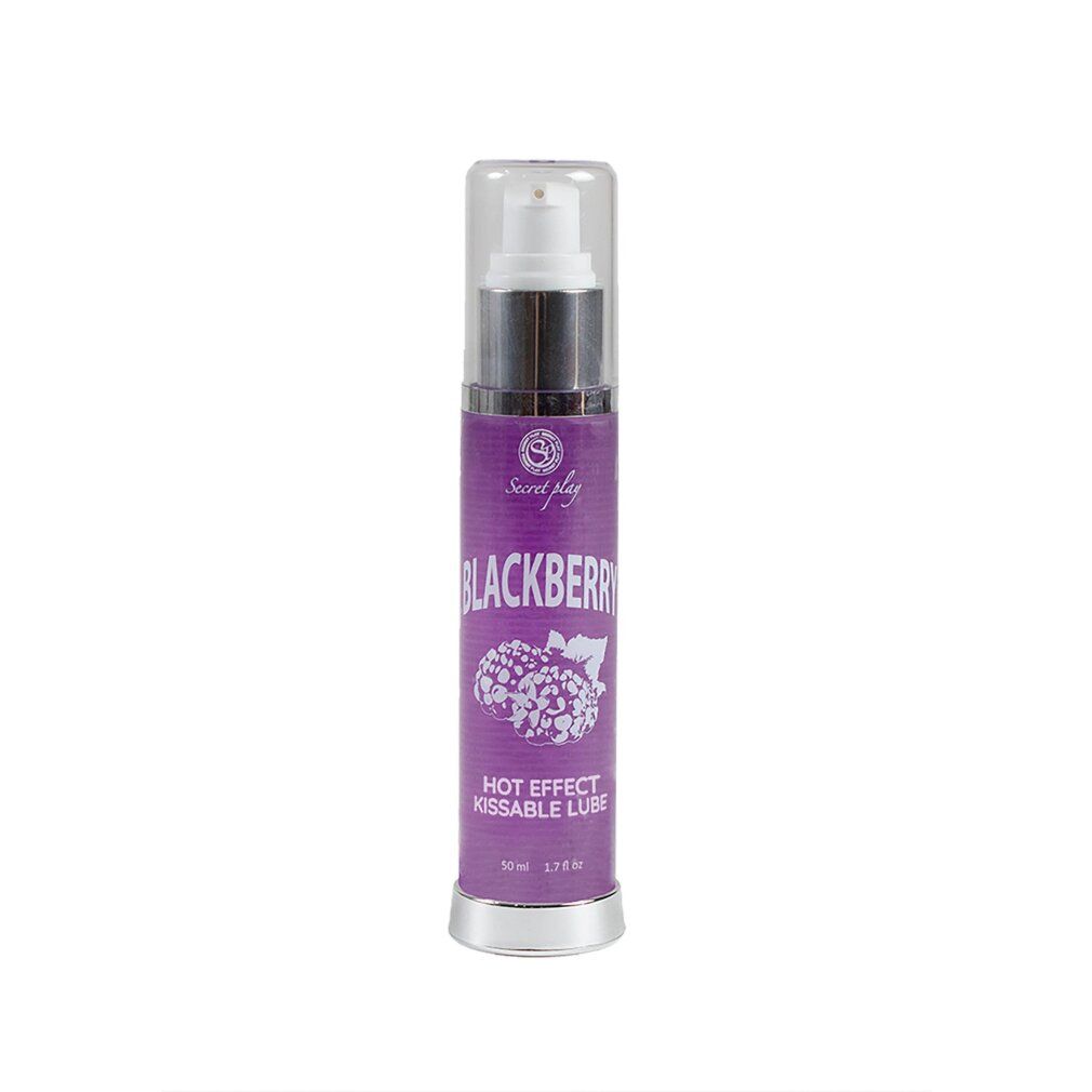 Zylinderförmige Flasche mit lila Etikett. Aufschrift: BLACKBERRY, HOT EFFECT KISSABLE LUBE. Transparenter Pumpkopf. 50 ml.
