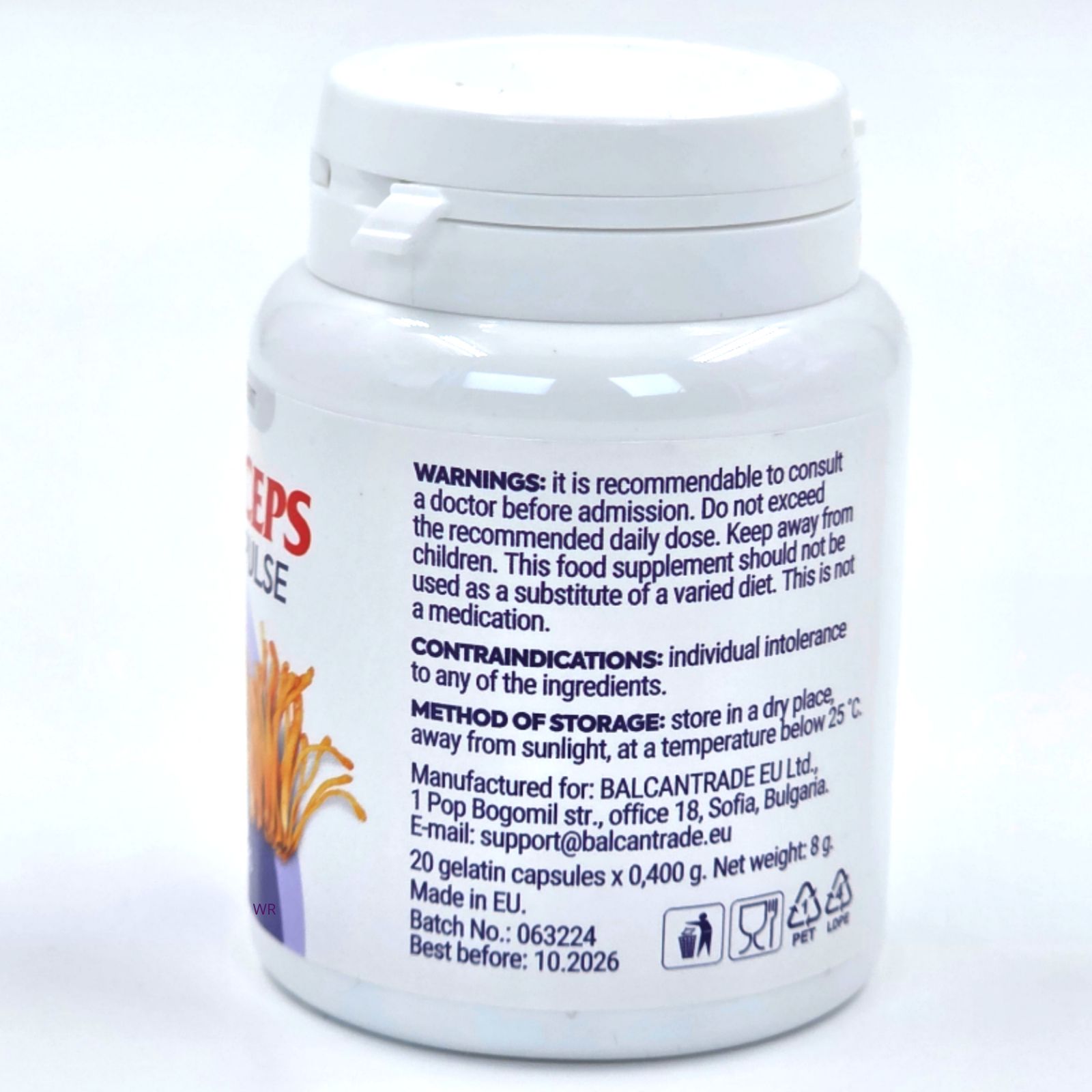 Weiße Flasche mit Etikett. Aufschrift: Cordyceps Pulse, Warnhinweise, Gegenanzeigen, Lagerungshinweise, Chargennummer, Mindesthaltbarkeit.