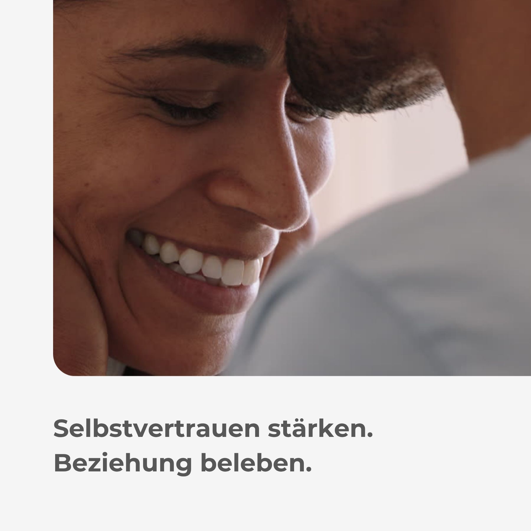 Nahaufnahme eines lächelnden Paares. Text: Selbstvertrauen stärken. Beziehung beleben.
