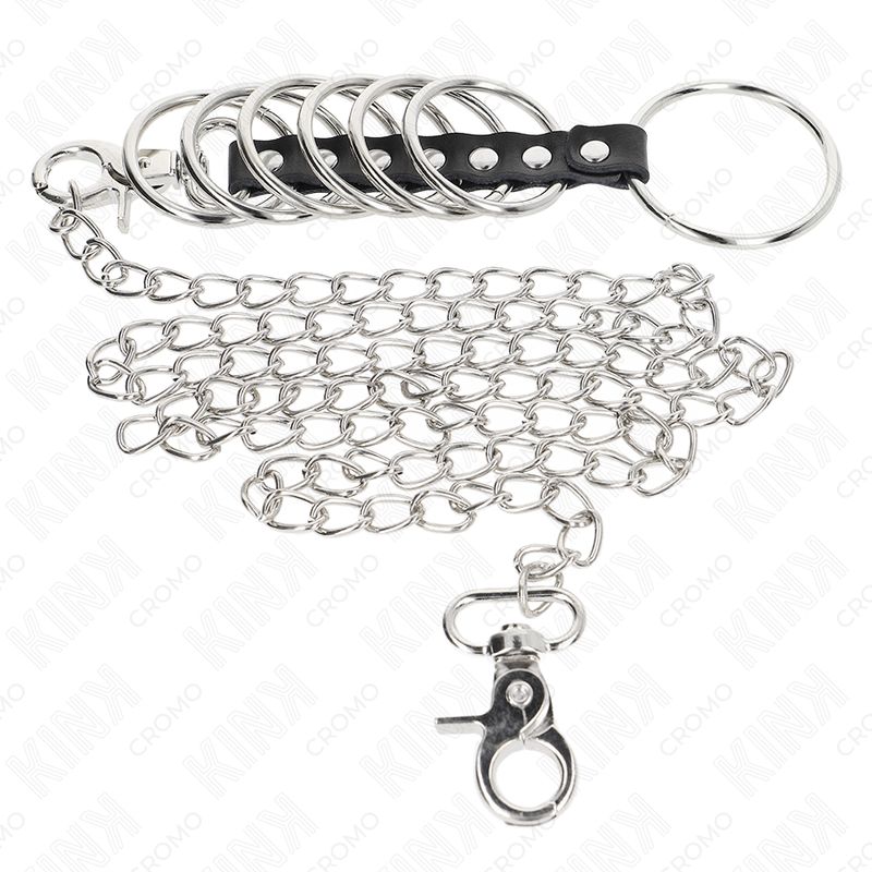 Sieben Metallringe mit Lederband, Metallkette und Karabinerhaken. Einzelne Ringe.