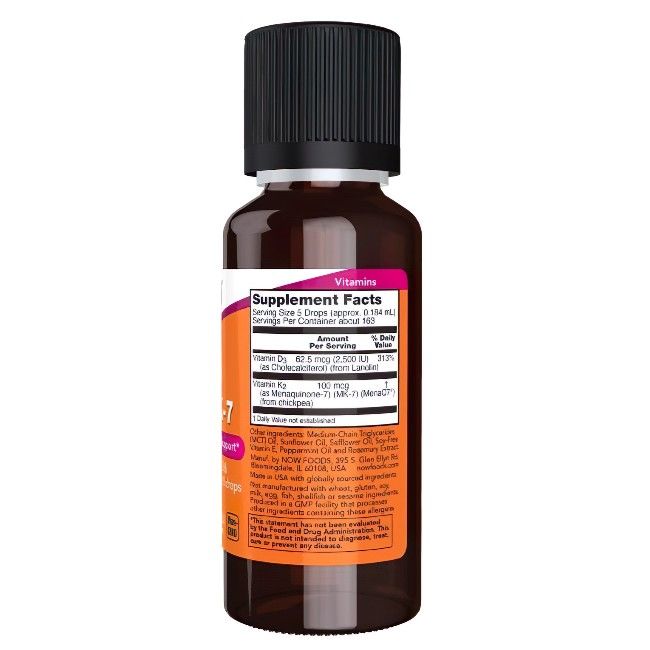 Braune Glasflasche mit schwarzem Deckel. Etikett mit Nährwertangaben: Vitamin D3, K2 MK-7. Orangefarbenes Etikett.