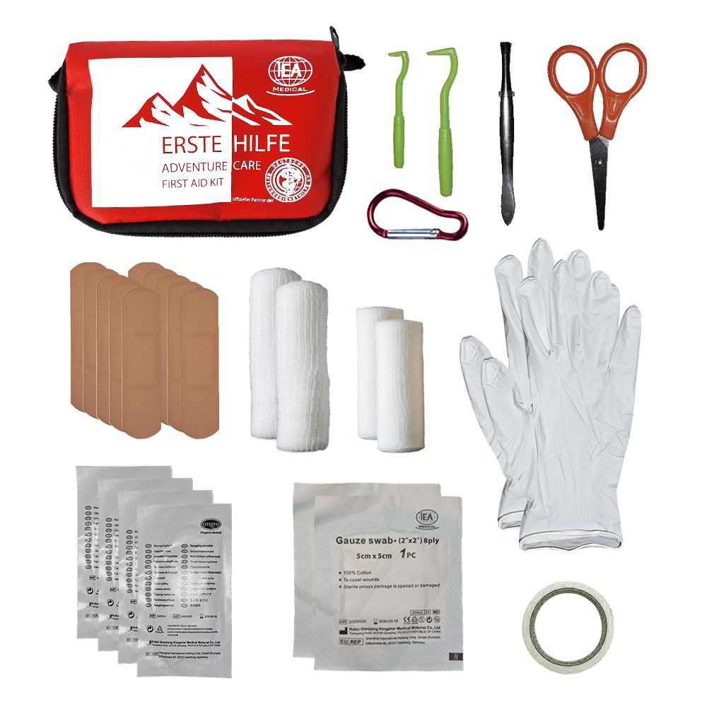Rotes Erste-Hilfe-Set mit Inhalt: Verbandszeug, Schere, Pinzette, Handschuhe, Zeckenhaken, Pflaster, Tupfer, Klebeband, Karabiner.