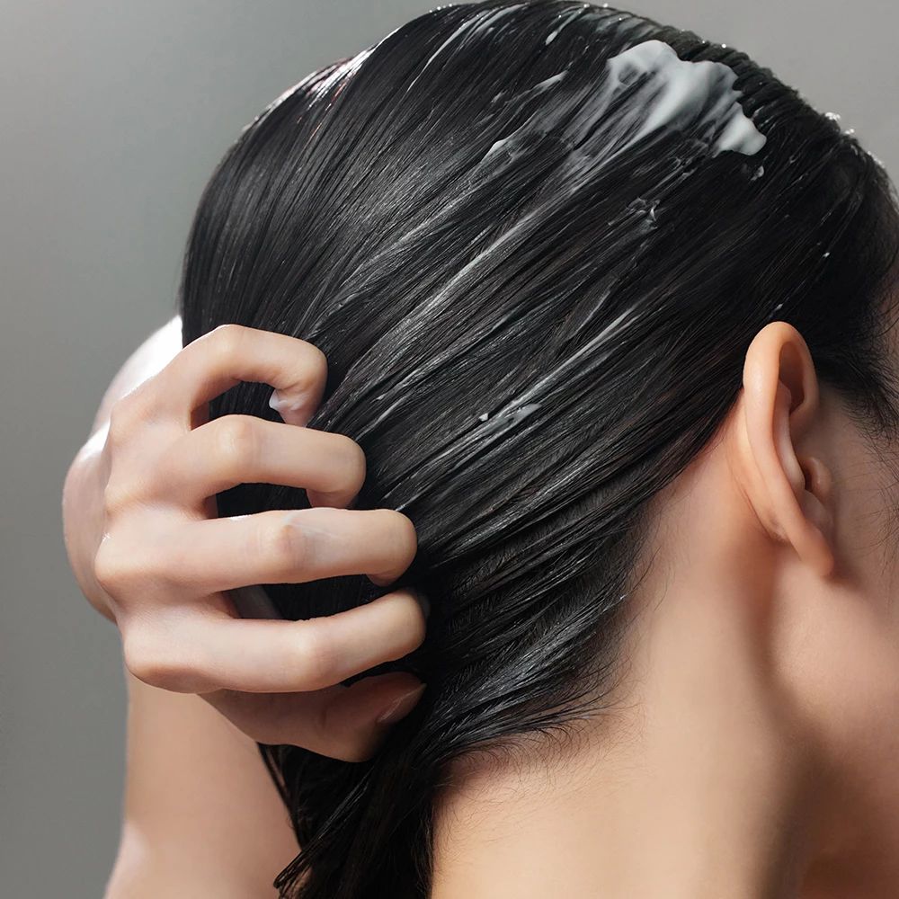 Cica Peptide Derma Scalp Conditioner wird in das nasse Haar einer Person einmassiert.