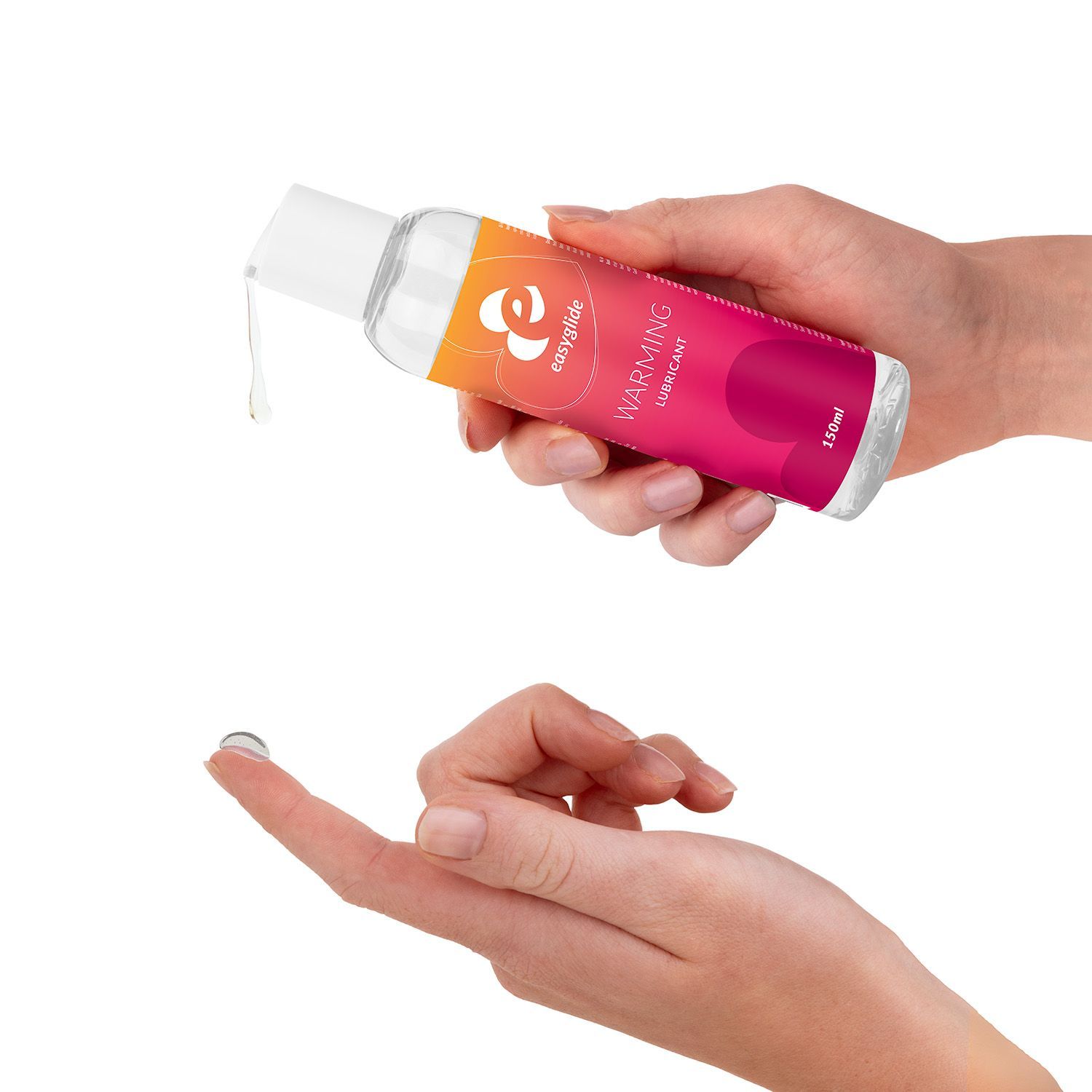 Hände halten eine Flasche. Flüssigkeit tropft auf einen Finger. Flasche mit Etikett und Farbverlauf.