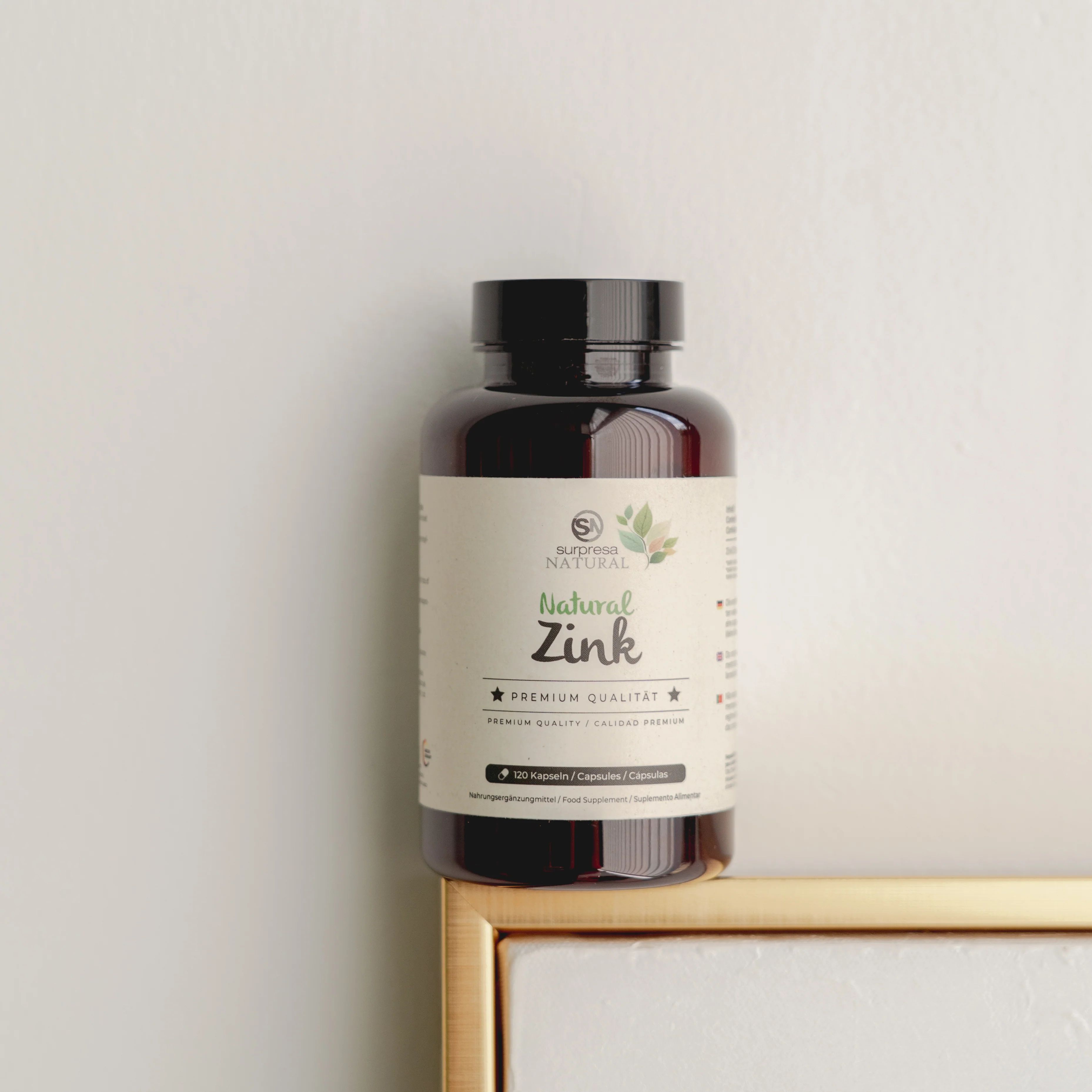 Braune Flasche mit Etikett. Aufschrift: Surpresa Natural, Natural Zink, 60 Kapseln. Premium Qualität.