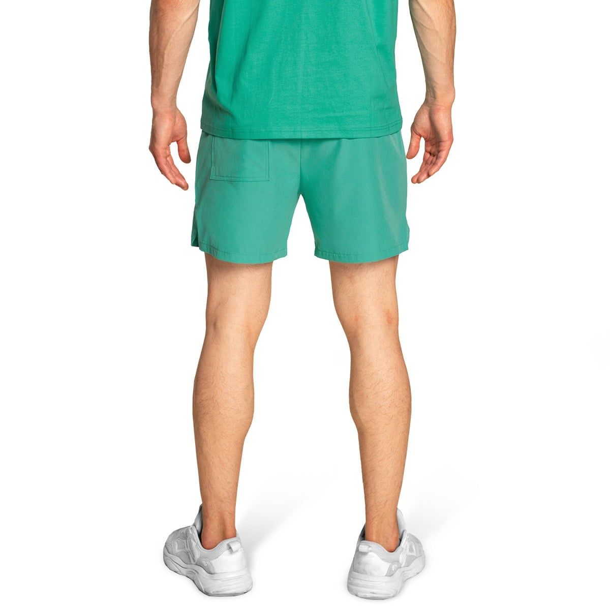 Grüne Herren-Shorts mit elastischem Bund, seitlichen Taschen und weißem Logo.