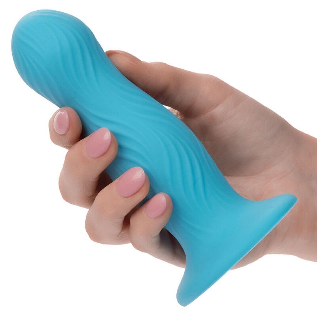 Türkisfarbener Analplug, wellenförmige Textur, in einer Hand gehalten. Basis mit breitem Rand.