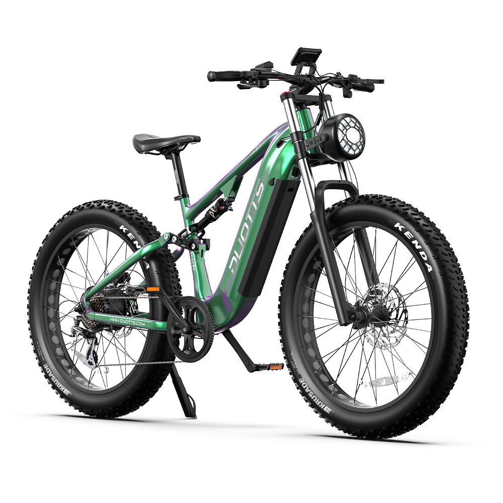 Grünes Elektro-Mountainbike mit breiten Reifen, DUOTTS-Logo, Scheinwerfer und Display.