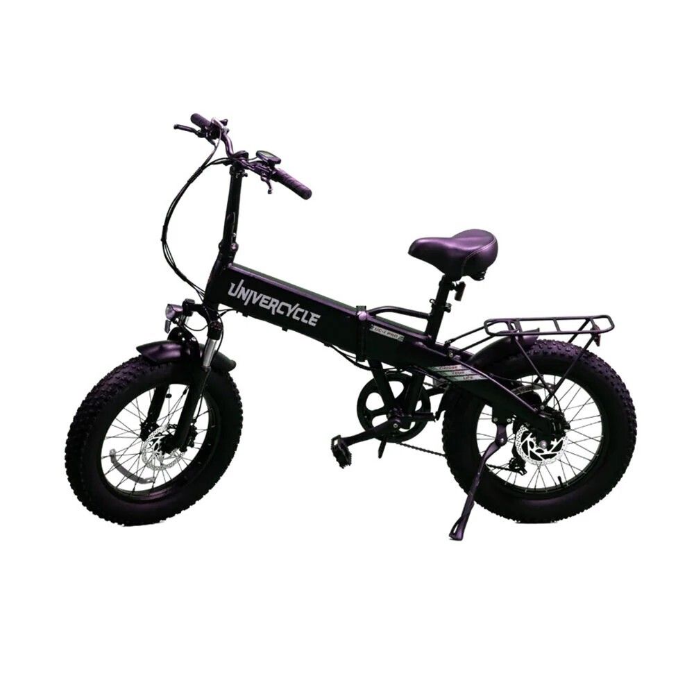 Schwarzes, zusammenklappbares Elektrofahrrad mit breiten Reifen. Marke Univercycle ist sichtbar. Gepäckträger und Sattel sind vorhanden.