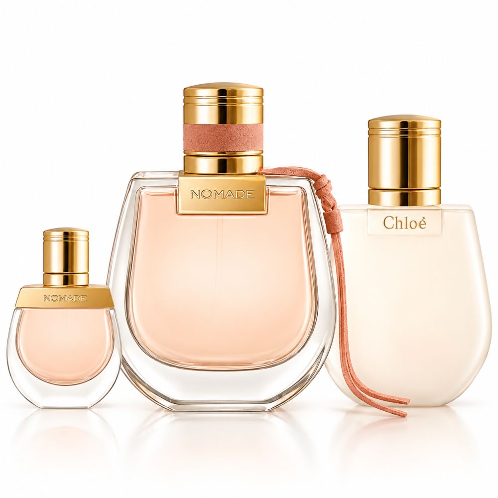 Drei Glasflakons mit goldenen Verschlüssen und rosa Bändern. Zwei Flakons tragen die Aufschrift 'Nomade', einer 'Chloé'.