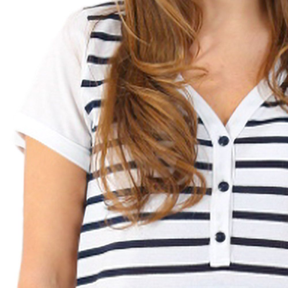 Nahaufnahme des Polo-Ausschnitts eines weißen Nachthemdes mit blauen horizontalen Streifen.