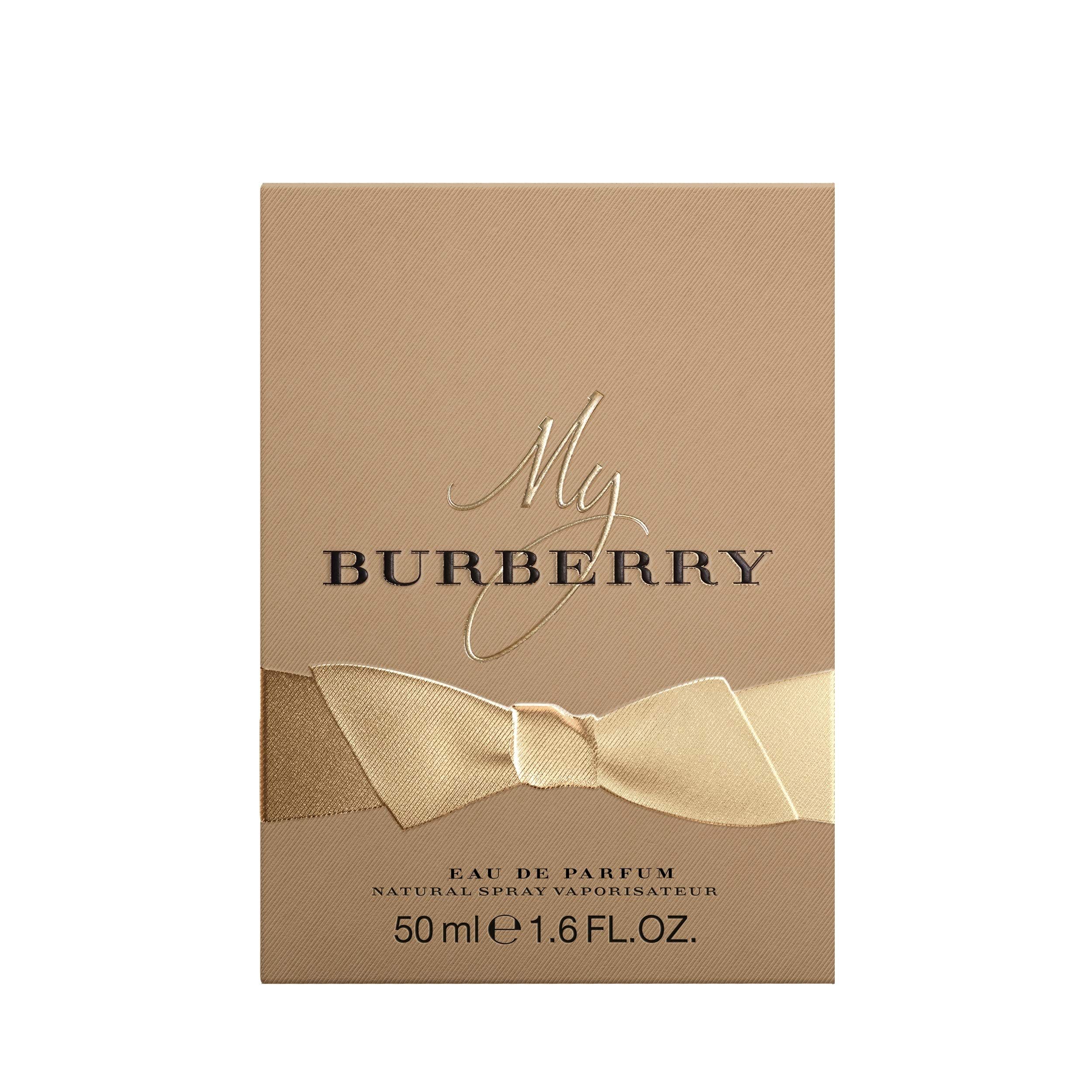 Verpackung für Parfüm. Goldfarbene Schachtel mit Schleife und Schriftzug My Burberry. Text: Eau de Parfum, Natural Spray Vaporisateur.