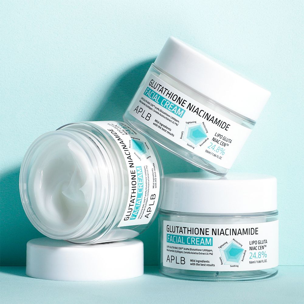 Drei Behälter APLB Gesichtscreme mit Glutathion und Niacinamid, 55ml, auf hellblauem Hintergrund.