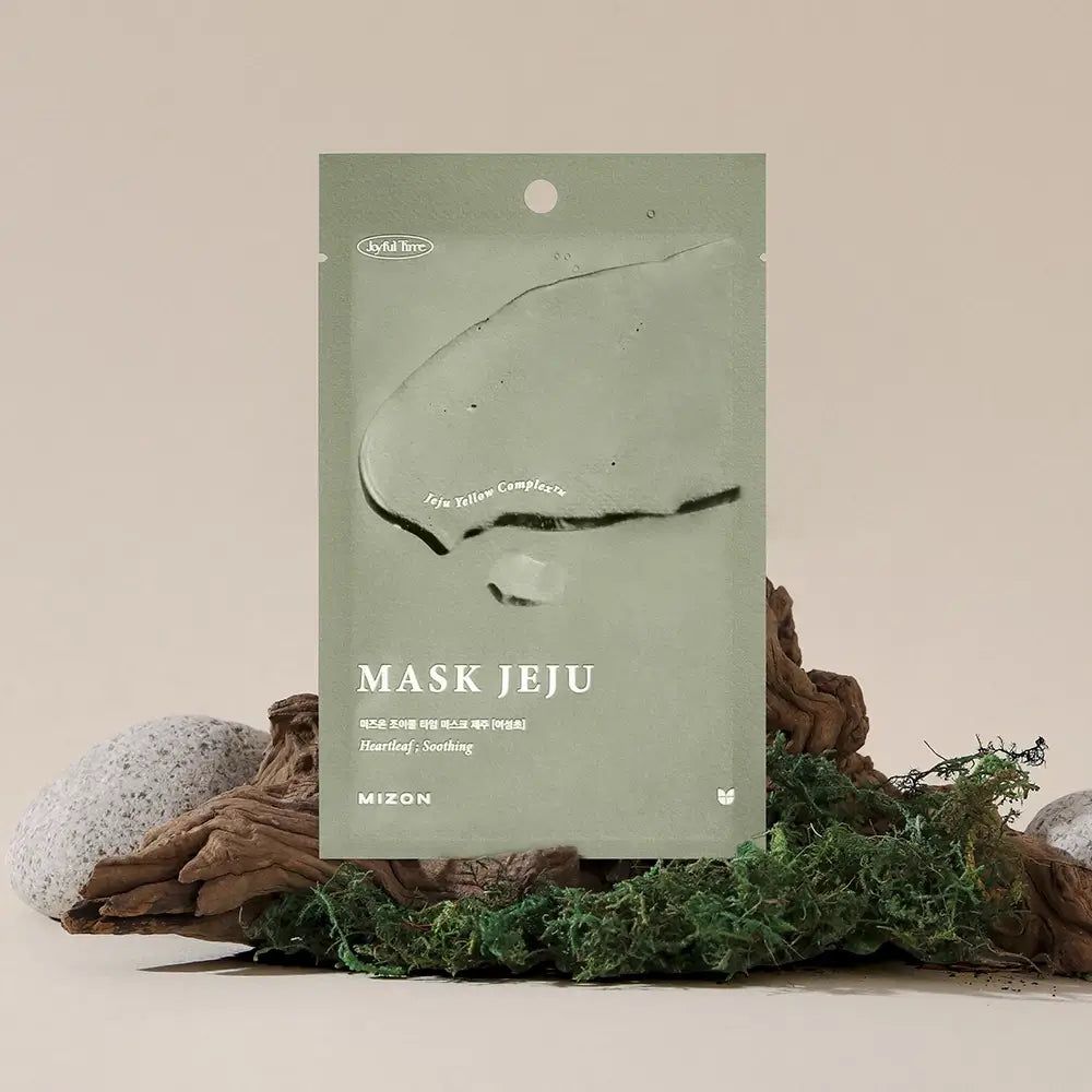 Grüne Verpackung mit Produkt. Text: MASK JEJU, MIZON. Auf Holz und Moos platziert.