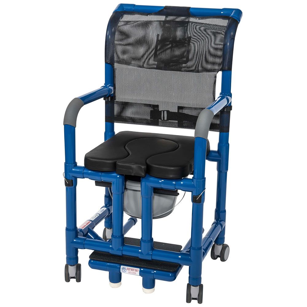 Blauer Dusch- und Toilettenrollstuhl. Schwarze Sitzfläche mit Aussparung. Graue Armlehnen und Rückenlehne. Mit Rollen.