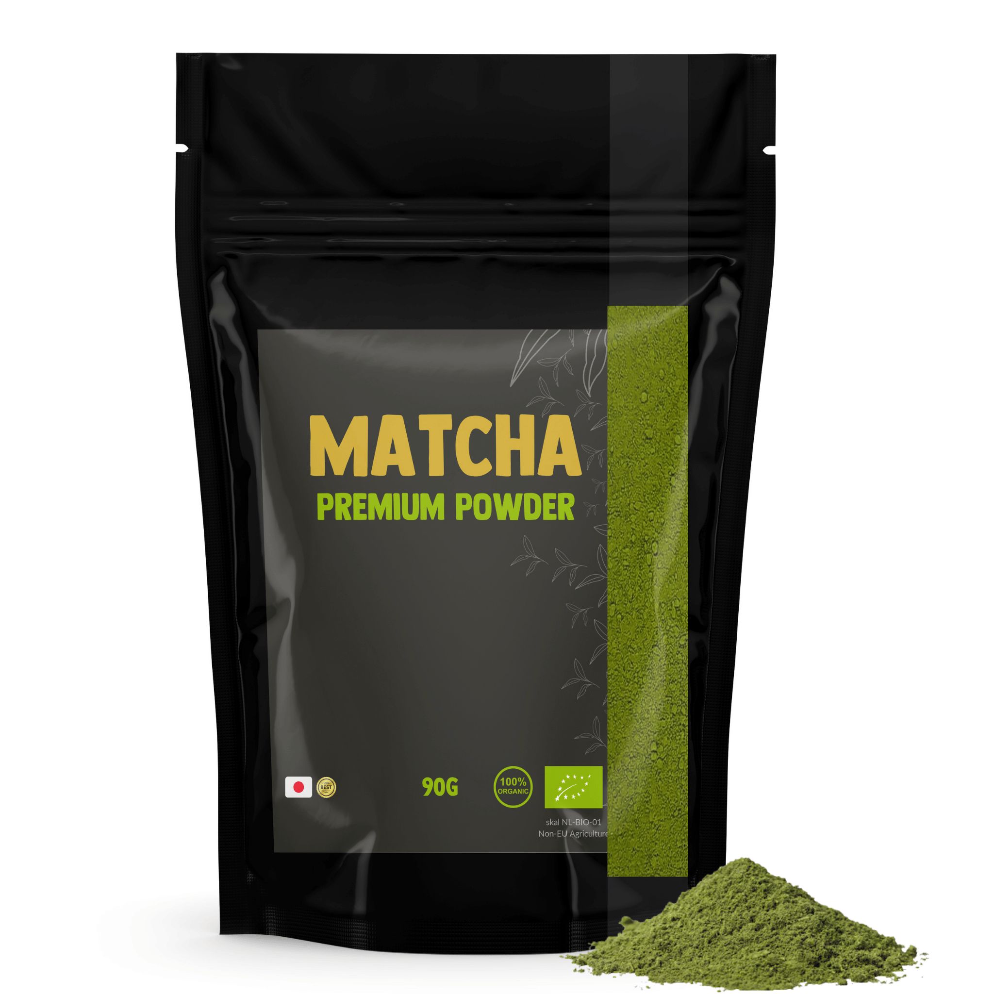 Schwarzer Beutel mit Matcha-Pulver. Aufschrift: Matcha Premium Powder. 90g. Bio-Siegel. Grünes Pulver daneben.