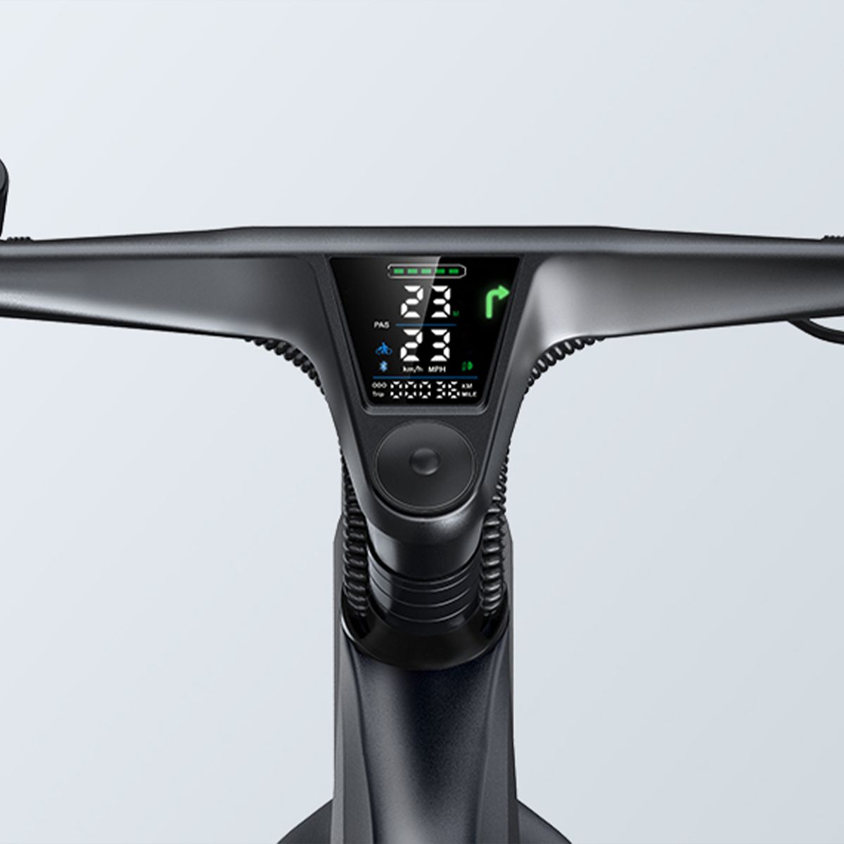 Digitales Display am Lenker eines E-Bikes. Zeigt Geschwindigkeit, Akku- und Navigationssymbole sowie Kilometerstand.