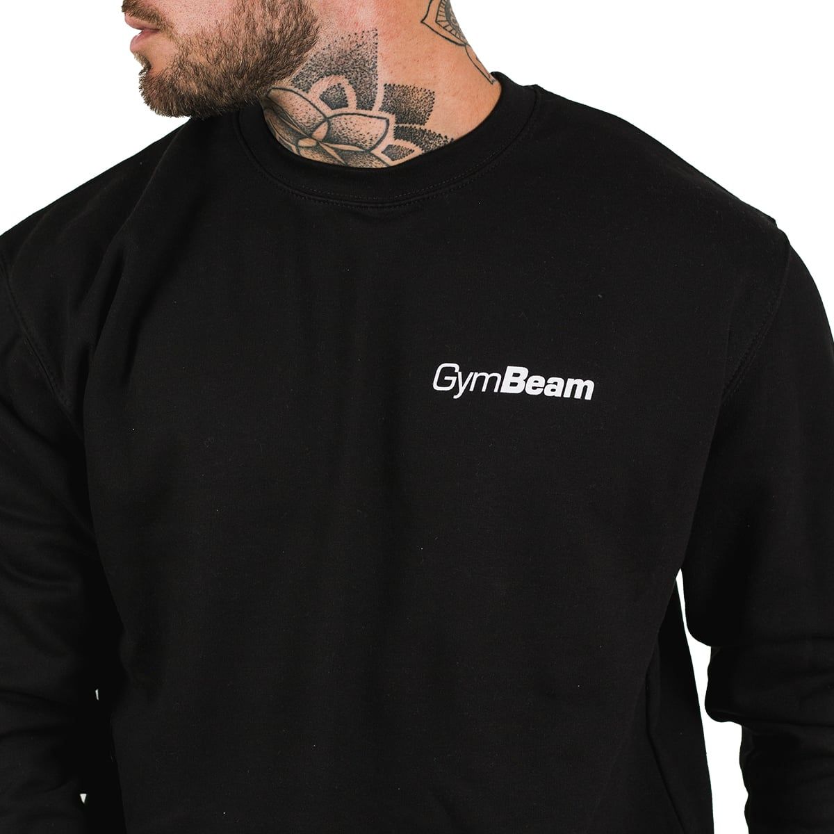 Detailansicht des kleinen weißen GymBeam-Logos auf dem schwarzen Herren Sweatshirt PRO.