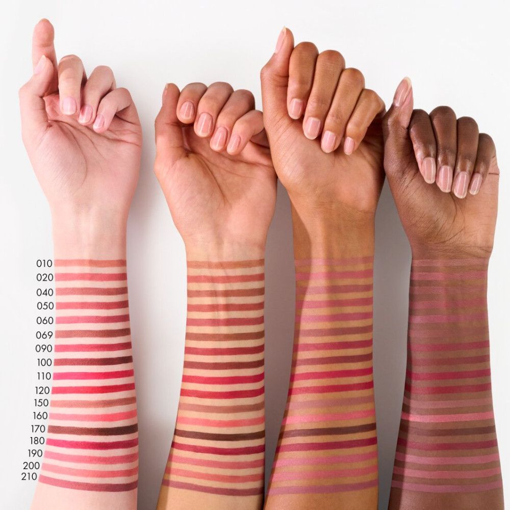 Arme mit Lippenstift-Swatches in verschiedenen Hauttönen. Verschiedene Farbtöne sind aufgetragen und beschriftet.