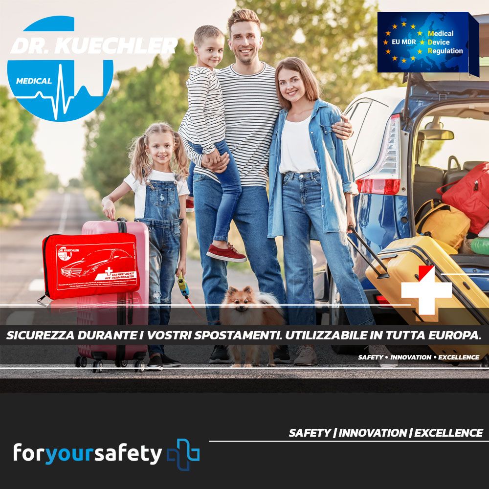 Familie mit Gepäck. Rote KFZ-Verbandtasche. Marke: Dr. Kuechler Medical. Text: Sicurezza durante i vostri spostamenti. Utilizzabile in tutta Europa.