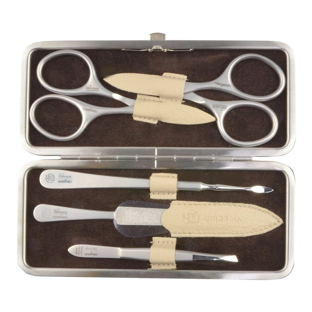 Etui mit Maniküre-Set. Enthält Nagelscheren, Hautzange, Nagelfeile und weitere Instrumente. Hersteller Niegeloh Solingen.