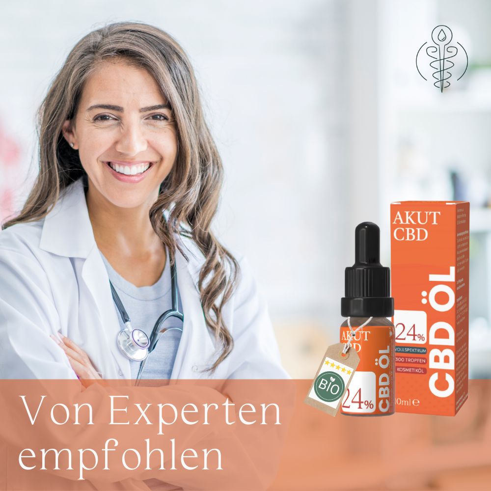 Ärztin mit AKUT CBD Öl-Flasche und Verpackung. Aufschrift: CBD Öl 24%, Bio-Siegel. Empfohlen von Experten.