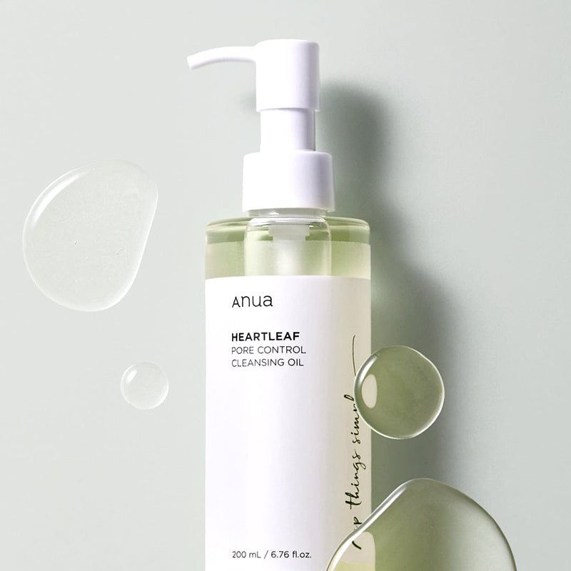 Transparente Flasche mit Pumpe. Aufschrift: Anua Heartleaf Pore Control Cleansing Oil. Öl und Blasen.