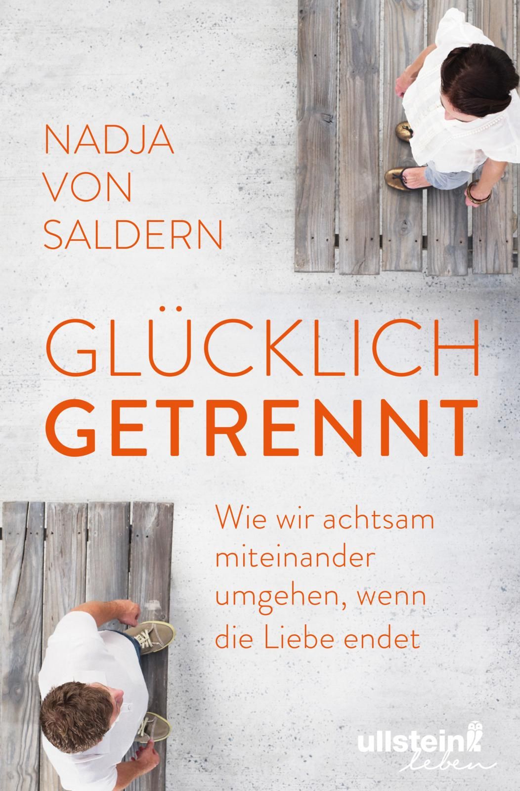 Buchcover: Titel "Glücklich getrennt". Autorin: Nadja von Saldern. Personen auf Holzsteg. Ullstein Leben Logo.